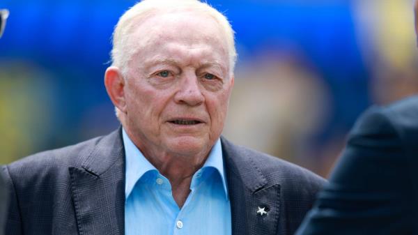 布兰妮·格里纳在获得第三枚奥运金牌后哭泣：“我的国家为我争取回来”