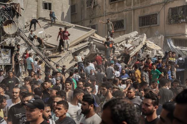 Palestinians search through rubble after warplanes bombed citizens' homes in Gaza on October 24, 2023.</p>

<p>　　
