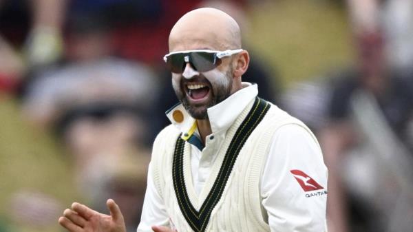 澳大利亚队通过新西兰赢得了第一场比赛，内森·里昂造成了破坏