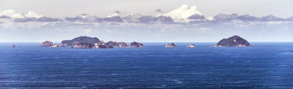 在新西兰，一名男子用手表反射阳光，被困在海上24小时后获救