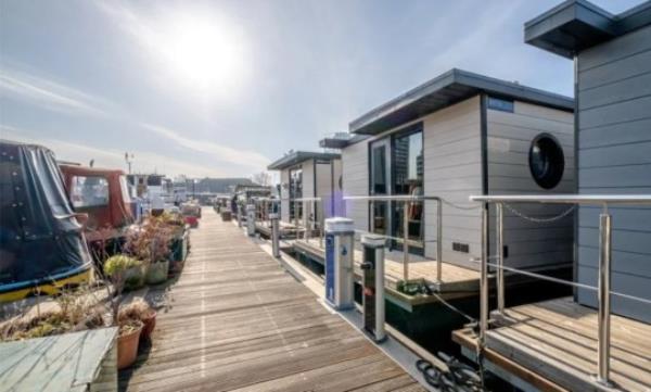 The Water Lodges, London, E14 You could get on the Lo<em></em>ndon property ladder for ?200,000 - but there's a catch LOW QUALITY