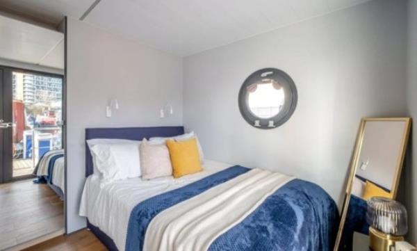 The Water Lodges, London, E14 You could get on the Lo<em></em>ndon property ladder for ?200,000 - but there's a catch LOW QUALITY