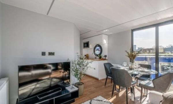 The Water Lodges, London, E14 You could get on the Lo<em></em>ndon property ladder for ?200,000 - but there's a catch LOW QUALITY