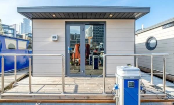 The Water Lodges, London, E14 You could get on the Lo<em></em>ndon property ladder for ?200,000 - but there's a catch LOW QUALITY