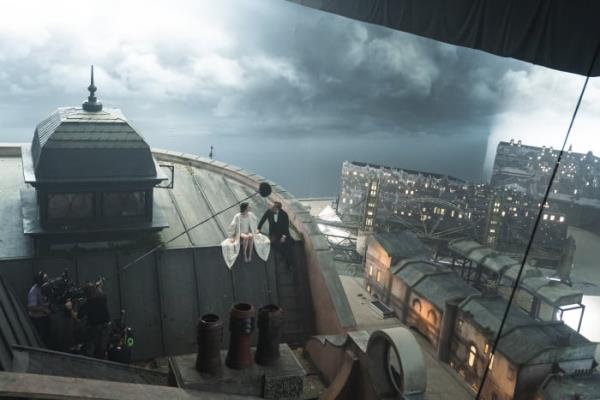 在《可怜的东西》华丽而怪异的工艺背后