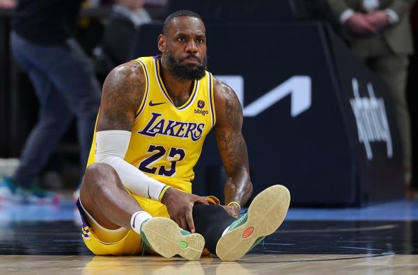 LeBron James faces the Knicks at the Garden on Saturday night with plenty of questions a<em></em>bout his future with the Lakers.