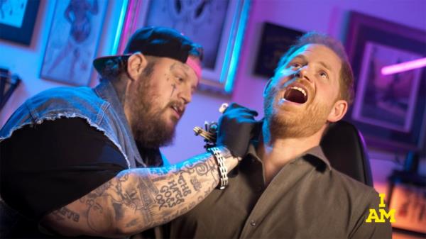 Jelly Roll gives Prince Harry a tattoo