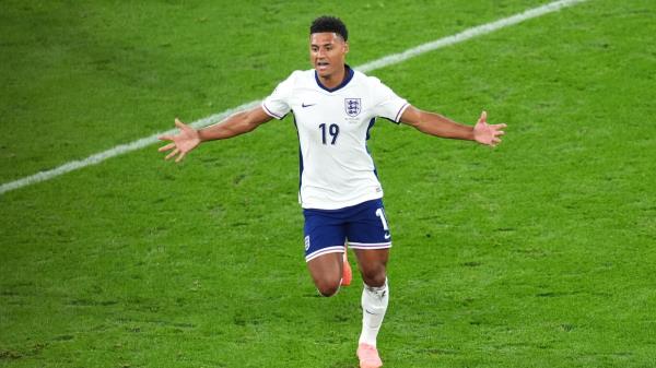 奥利-沃特金斯展示了他“非常特别”的进球——然后在回家的路上踢了乌诺