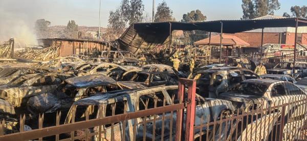 茨瓦内废品场大火烧毁了几辆汽车，所幸无人受伤