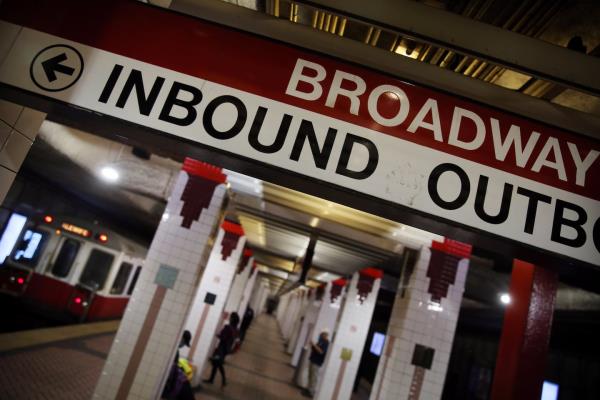 MBTA红线百老汇站站台上的一个镜头