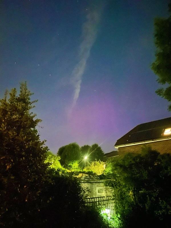 英仙座流星雨在英国上演了令人眼花缭乱的表演，伦敦看到了北极光