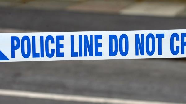 在斯托克斯利附近，一名女子从撞进车库的汽车中获救，目前情况危急