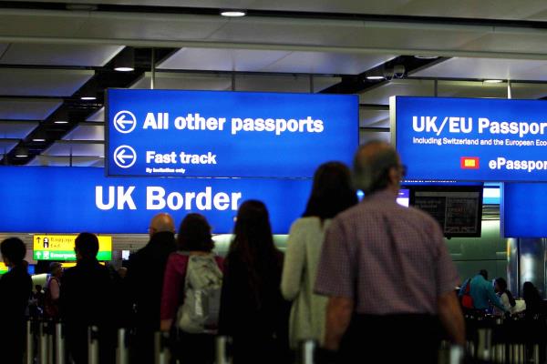 由于希思罗机场数百名边境部队官员准备罢工，度假者警告说“严重的混乱”