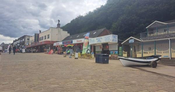 “我参观了英国海滩，当阳光普照时，那里看起来像热带天堂”