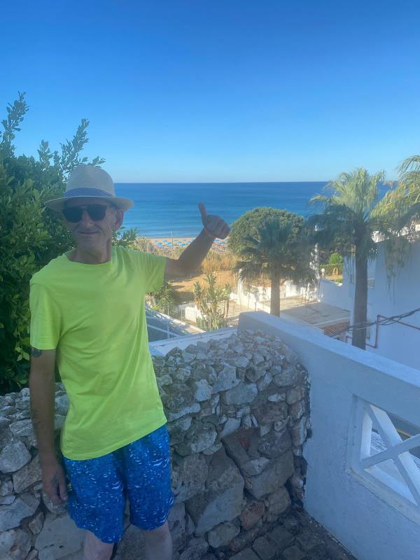 在旅游公司提供免费旅行后，贝克汉姆的街道清洁工享受了葡萄牙假期