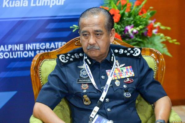 在有报道称武吉安曼进行重大改组后，总警长对媒体说，不要陷入打破新闻和负责任的竞争中