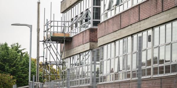 在新学期开始前几天关闭学校的RAAC具体是什么？