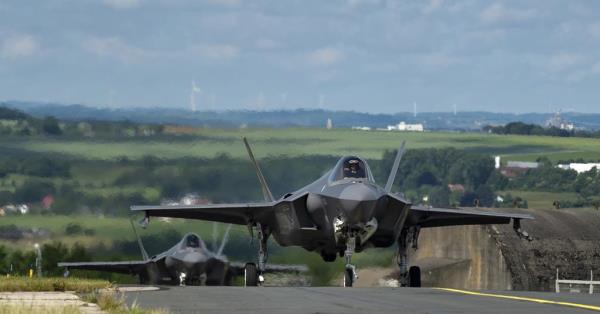 捷克共和国签署了24架f -35的合同