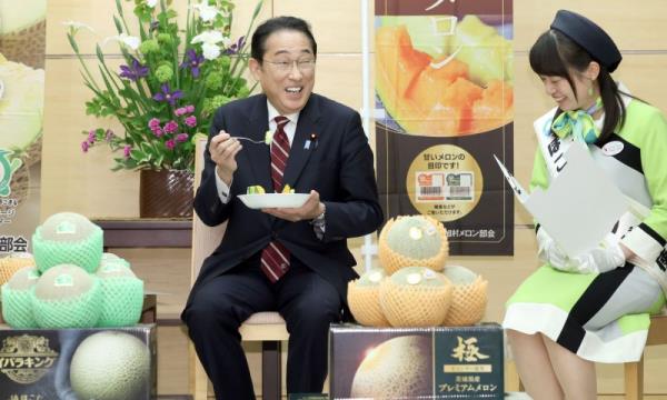 “振奋精神”：岸田文雄品尝茨城市最好的瓜