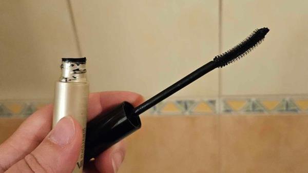 Add 5 drops to the mascara and shake. There will be no trace of the dried lump. It will be as good as new.