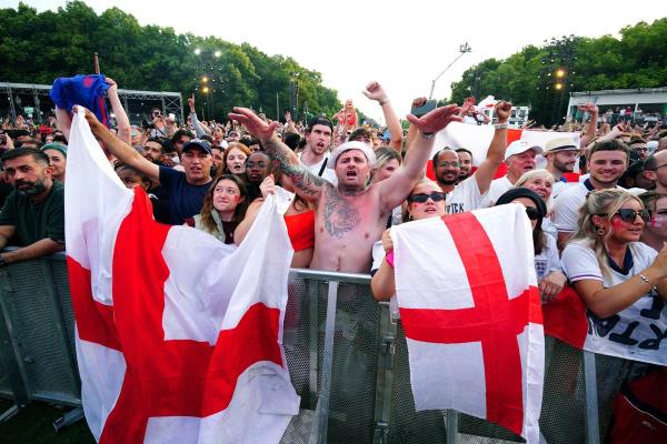尽管英格兰队在2024年欧洲杯决赛开局不佳，但英格兰球迷仍支持球队