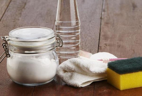 Vinegar and cornstarch will remove streaks from the roasting pan.