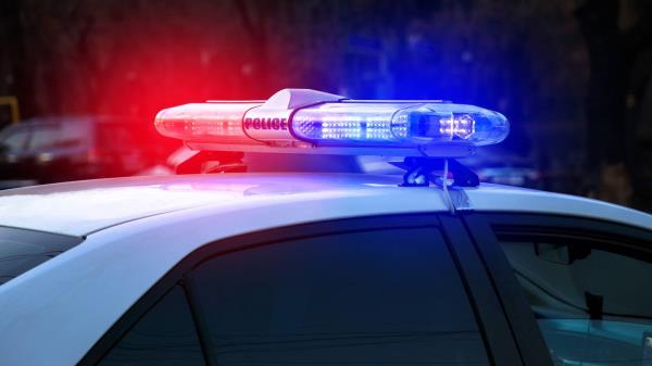 一名东韦纳奇男子被捕，警方称他在店内用枪指着顾客