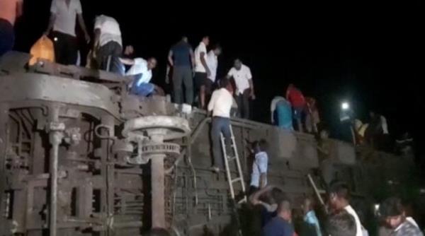 印度火车相撞事故死亡人数跃升至233人，另有900人受伤