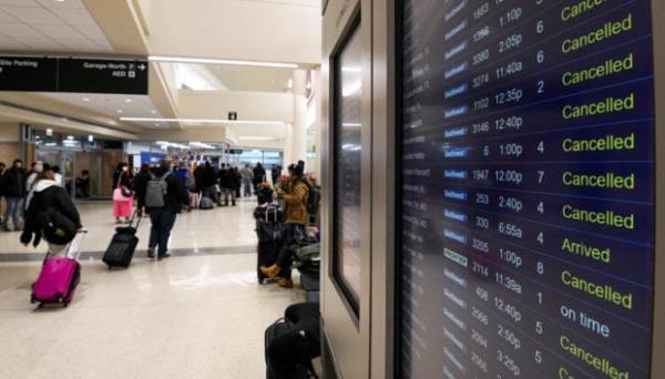 冬季风暴扰乱了假日旅行，航空公司取消了3800多架美国航班