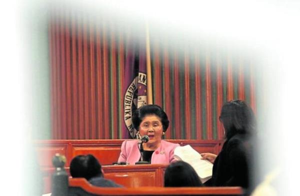 与伊梅尔达·马科斯相比，纳西诺和活动人士的高额保释金遭到质疑