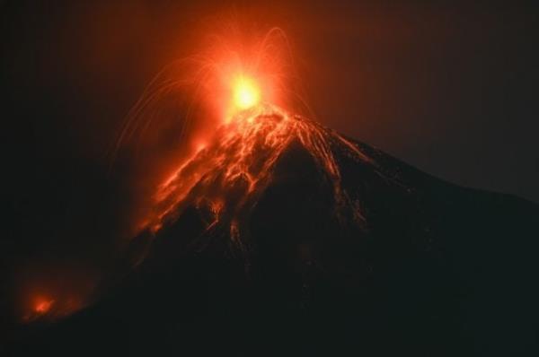 危地马拉火山爆发迫使机场关闭后缓解