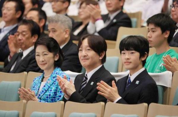 日本久仁亲王参加全国高中活动