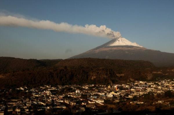 墨西哥首都附近的火山喷发出更多的火山灰，迫使学校关闭