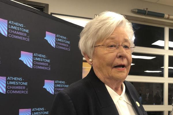 州长凯·艾维(Kay Ivey)谈到如何增加阿拉巴马州的劳动力时说，让他们摆脱幻想