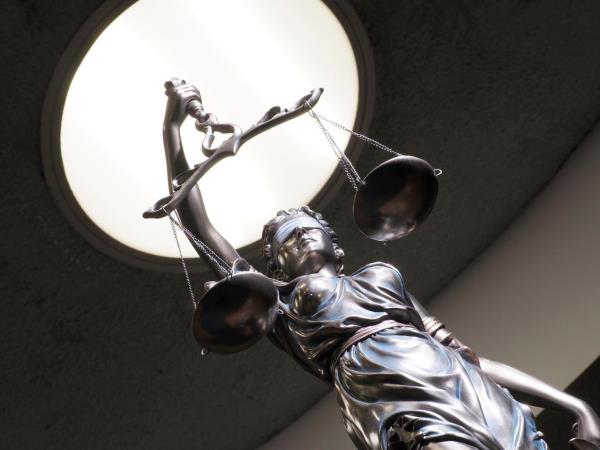 Bettor与阿拉巴马州棒球教练被解雇有关，被指控在赌博调查中妨碍司法公正