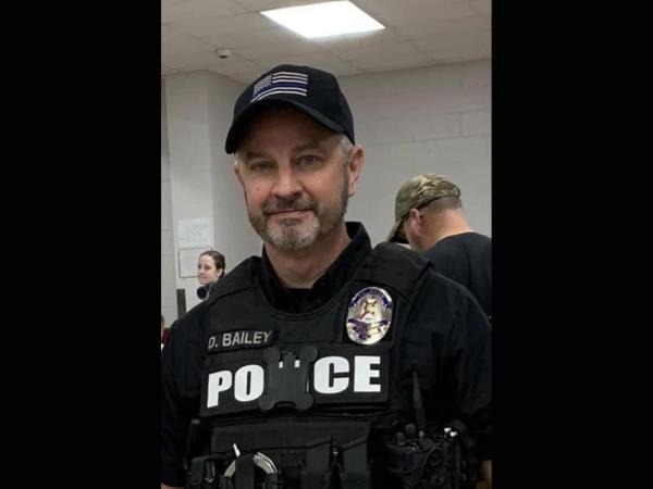 一名退役的阿拉巴马州士兵出身的警官突然死亡，他所在的部队曾帮助抓捕萨达姆·侯赛因