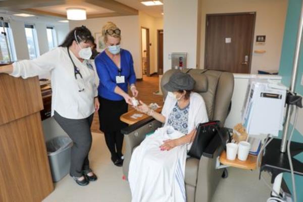 Nurse practitio<em></em>ner Sandra Youngworth, D.N.P., left, and clinical research coordinator Vicki Abtin assist patient Rho<em></em>nda Stranz at an appointment on Oct. 9. (OHSU/Christine Torres Hicks)