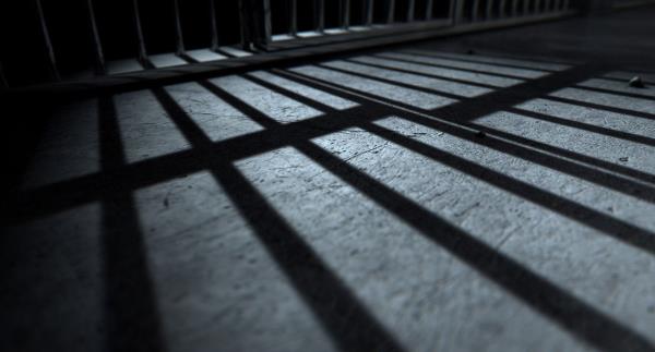 卡尔霍恩县监狱的囚犯因用破拖把打警察而被指控谋杀未遂