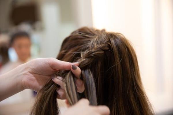 woman havin<em></em>g hair done at hair salon