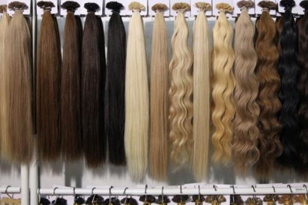 Samples of long hair, a large selec<em></em>tion from blo<em></em>nde to brunette, straight and curly