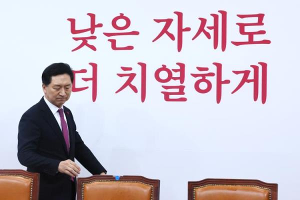 执政党党首因内讧面临越来越大的辞职压力