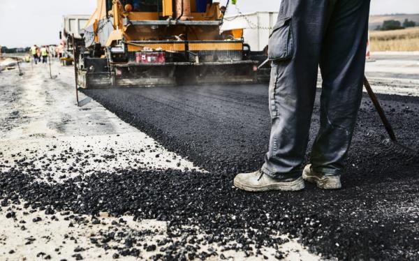 被飓风破坏的道路和高速公路在修复几周后就破裂了