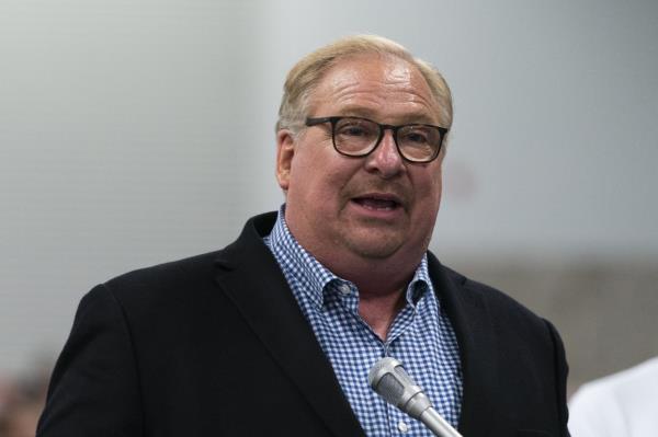 里克·沃伦(Rick Warren)请求妇女宽恕，以推翻美南浸信会对马鞍峰的禁令