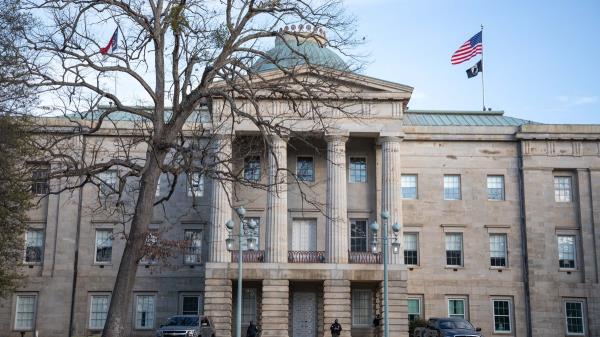 被判重罪的新纳粹分子获准继续参加共和党投票