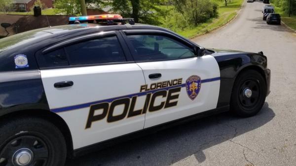 在佛罗伦萨小巷发现尸体后，两人被控虐待尸体
