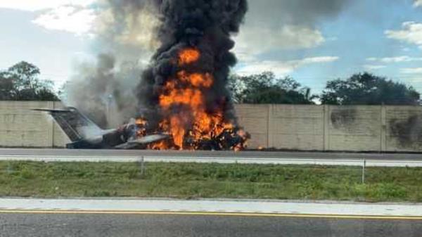一架飞机在佛罗里达州际公路附近降落时撞上车辆，造成2人死亡，3人生还