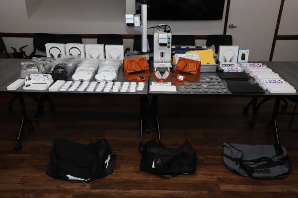 官员们表示，两人在阿拉巴马州南部被捕，并携带价值5万美元的假冒苹果产品
