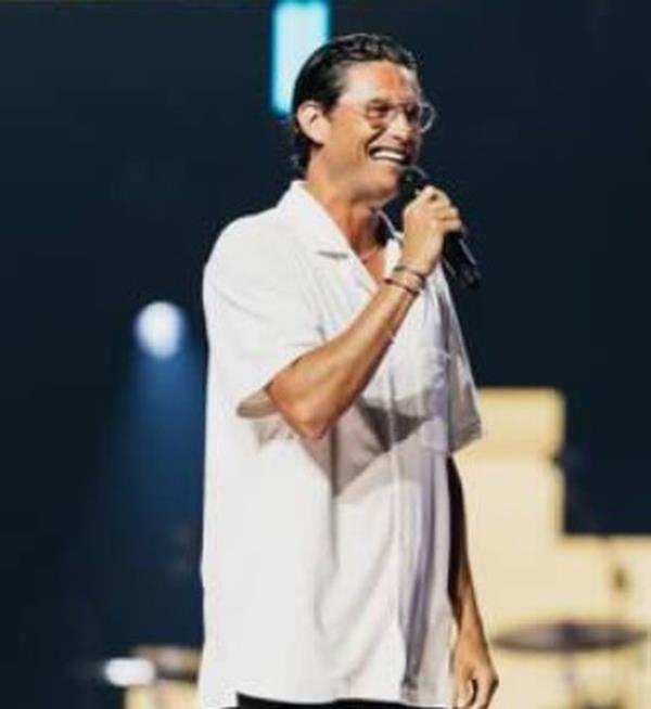 Zoe Pastor Chad Veach speaks at Motion