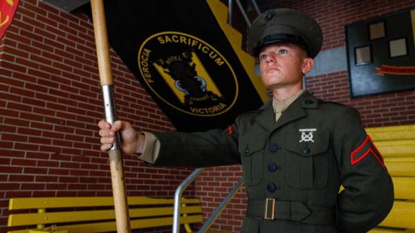一个身高4英尺7英寸的海军陆战队员说，他在新兵训练营的同伴“有点仰慕”他
