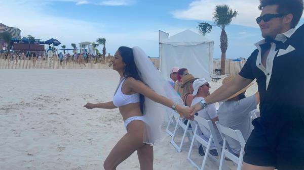 去教堂：情侣们在音乐节上喜结连理